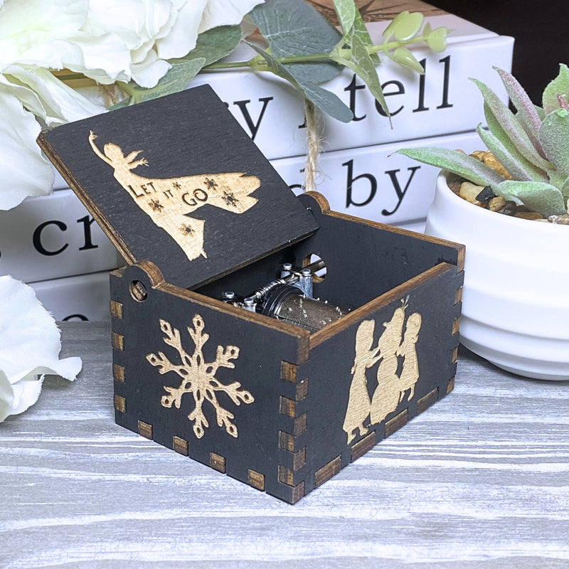 Load image into Gallery viewer, The box&#39;s charming design and ethereal melody make it the perfect keepsake for any Frozen enthusiast.
